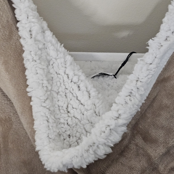 ⭐️40% Off⭐️ Socialite Hooded Sherpa Throw Poncho - Picture 12 of 14